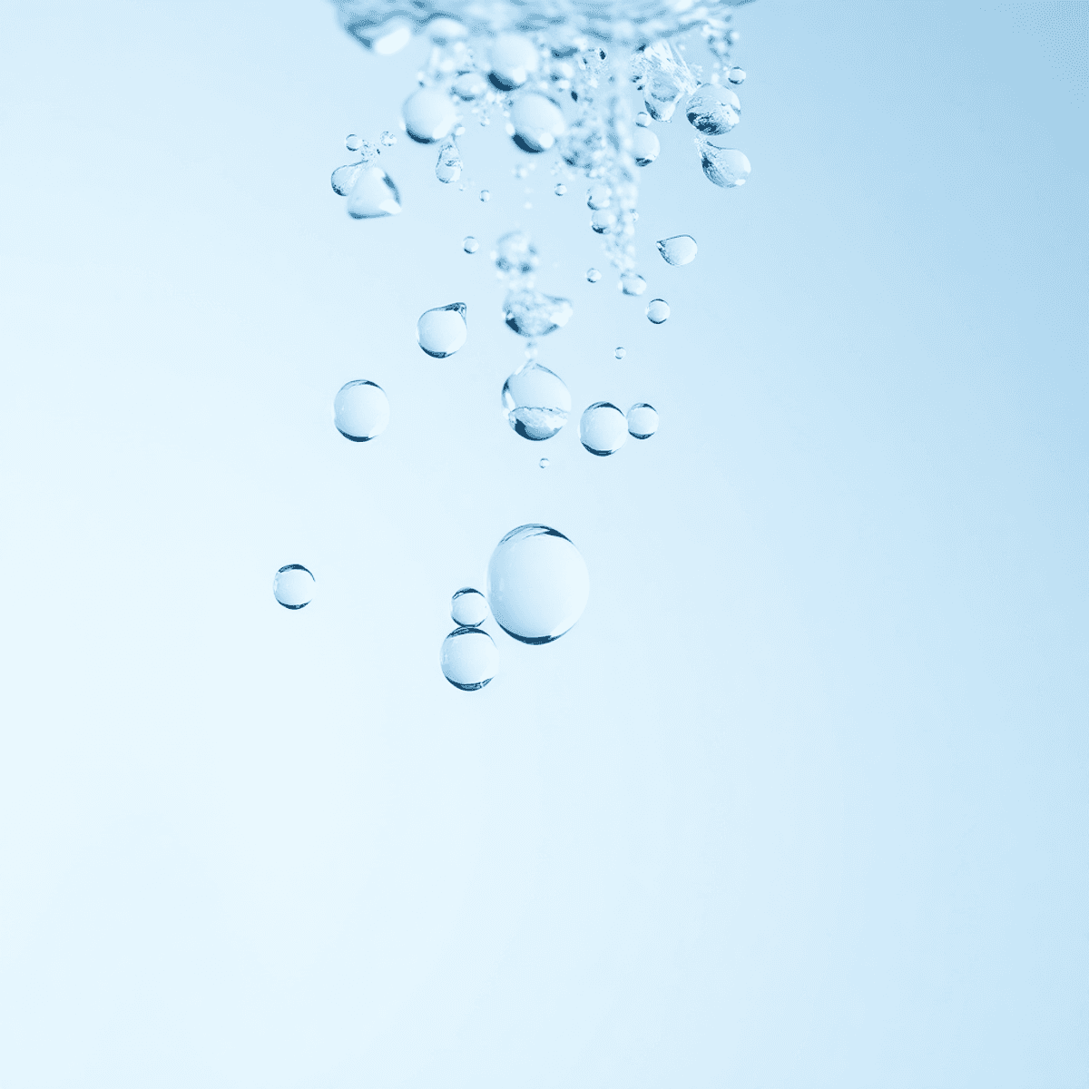 Közelkép tiszta vízcseppekről, amint áthaladnak egy féligáteresztő membránon, tisztaságot és szűrést szimbolizálva, kék-fehér tónusokkal.